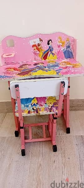 Kids desk with its chair for selling at 7 omr 1