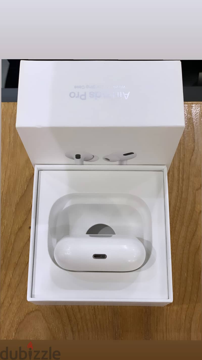 Apple AirPods Pro With Wireless Charging Case 4