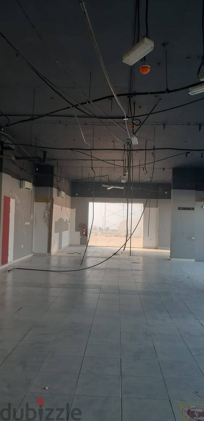 Showroom space for RENT in Amerat 4