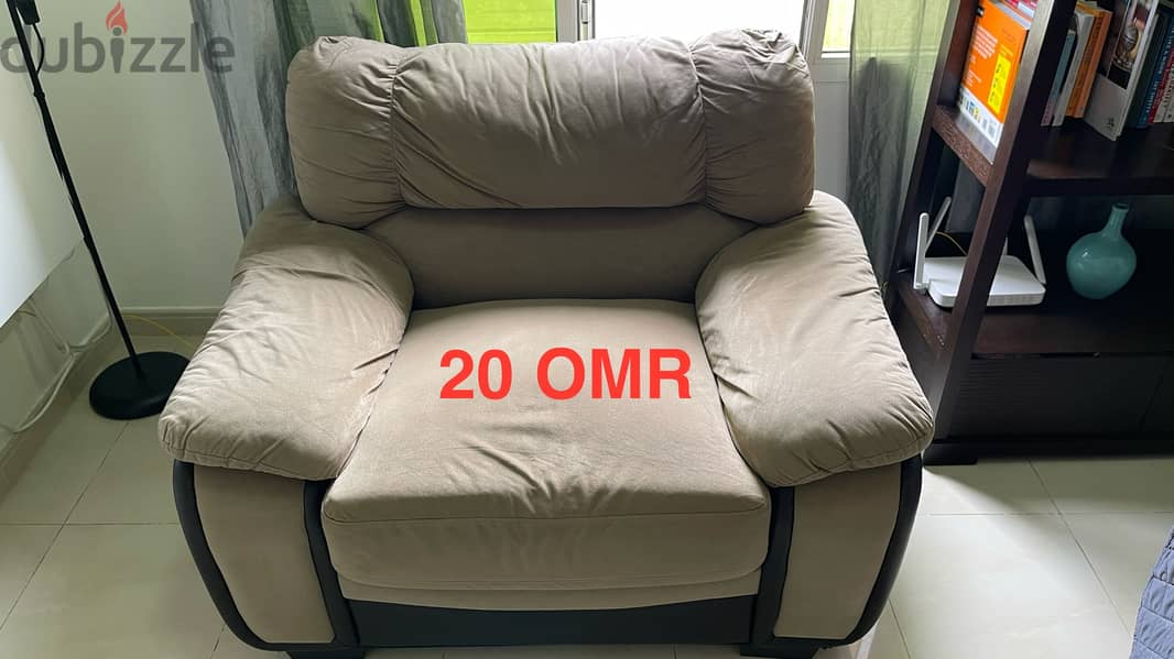 FIXED PRICE! Sofa, mirrors, plastic containers 0