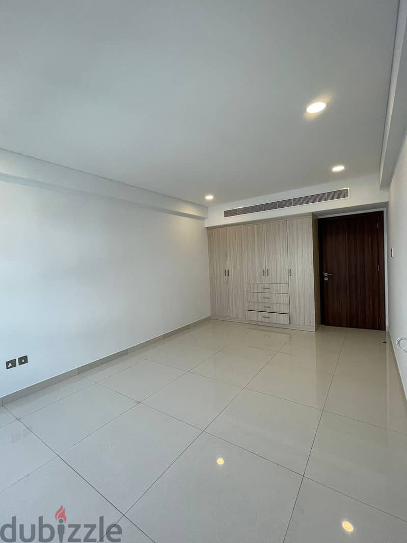 4 + 1 BR Penthouse Apartment in Madinat Sultan Qaboos for Sale 9