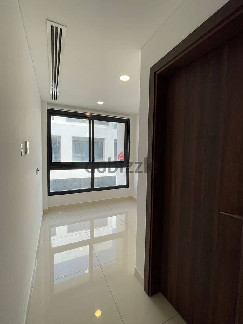 4 + 1 BR Penthouse Apartment in Madinat Sultan Qaboos for Sale 12