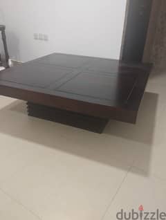 طاوله من خشب أصلي وثقيل Table made of original, heavy wood