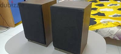 B & W stereo book shelf speaker