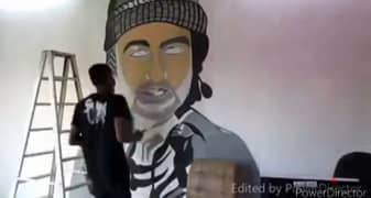 رسام سوداني متمكن في الرسم على الجدران