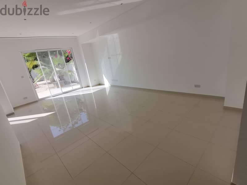 Large 4-Bedroom Villa in Al Mouj 8