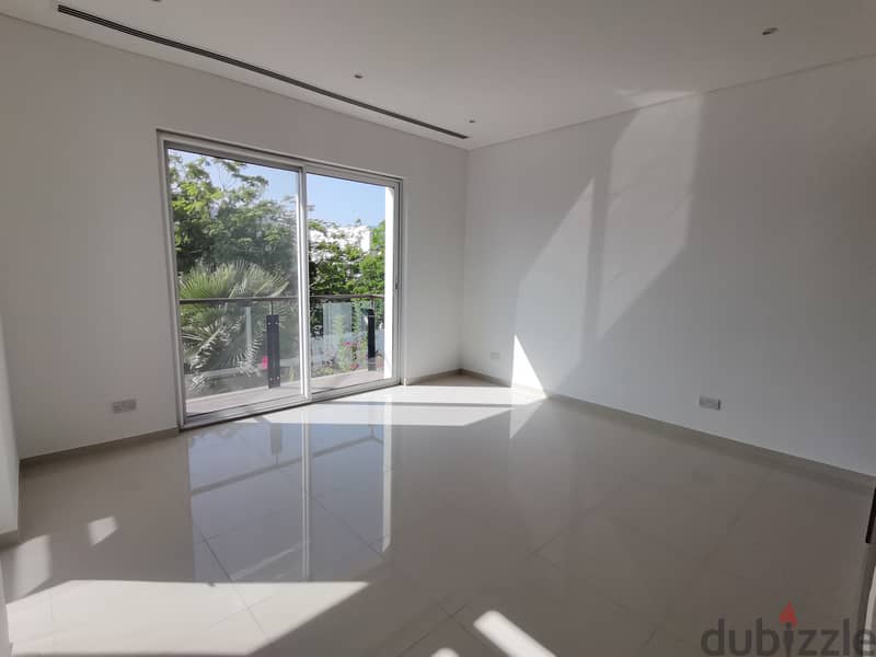 Large 4-Bedroom Villa in Al Mouj 12