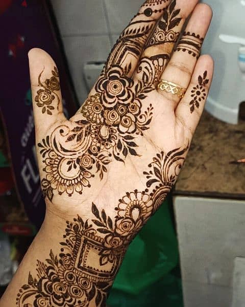 Henna artist available for home service 1