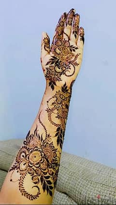 Henna artist available for home service