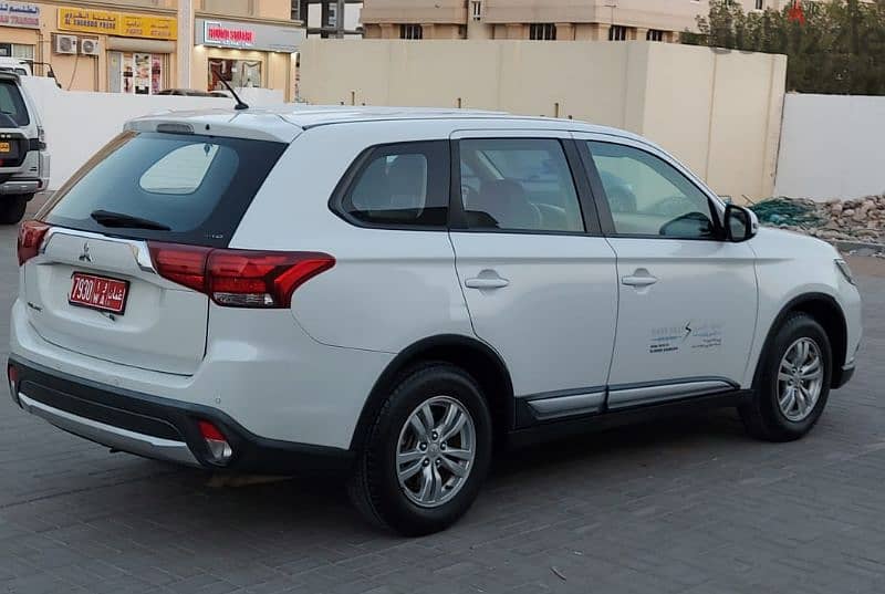 Mitsubishi Pajero Mitsubishi Outlander 4x4 SUV daily 15 Rials 6