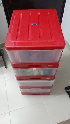 Storage drawers in excellent condition