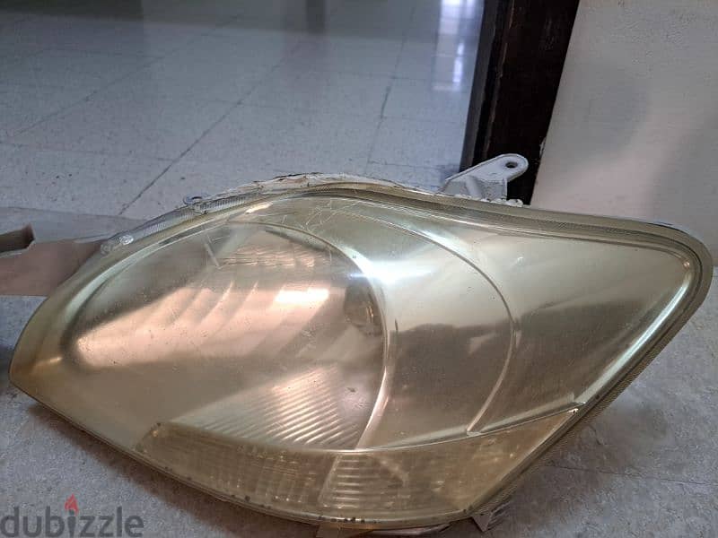 Toyotta yaris head light 1