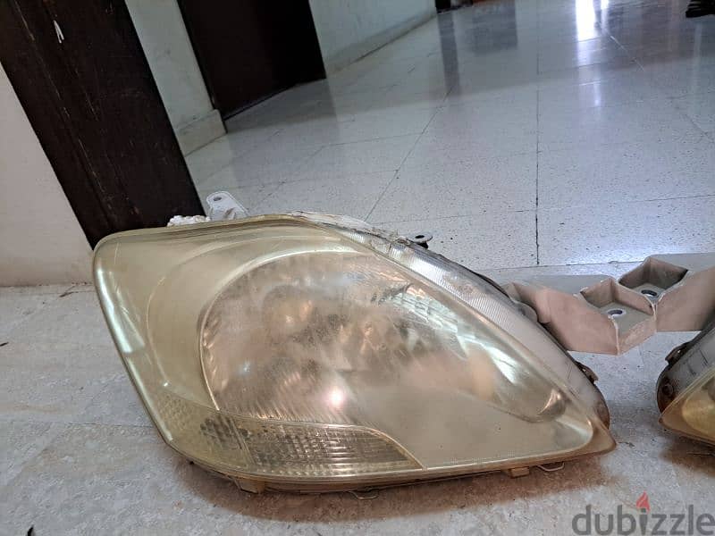 Toyotta yaris head light 2