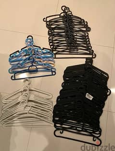 Mix of 100 plastic clothing hangers
