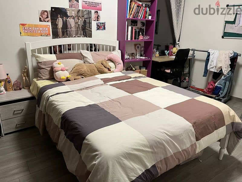 QUEEN SIZE BED + SIDE TABLE 1