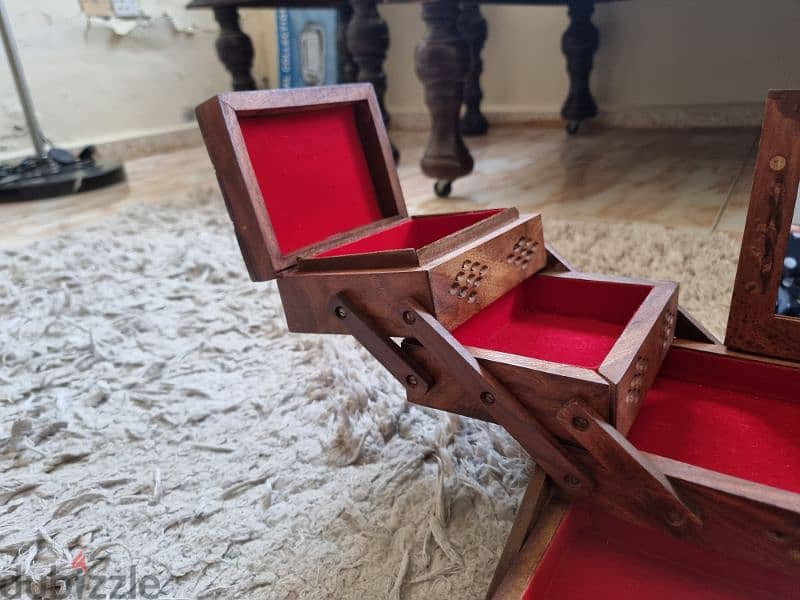 HAND CARVED WOODEN JEWELLERY BOX IN PERFECT CONDITION 6