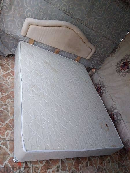 Queen size bed 2