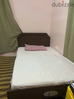 سرير مع مرتبة وخزانة اربع ابواب