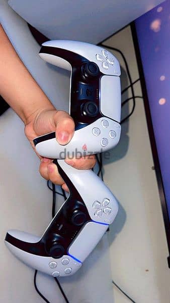 a new PS5 with 2 controller and a charging dock 5