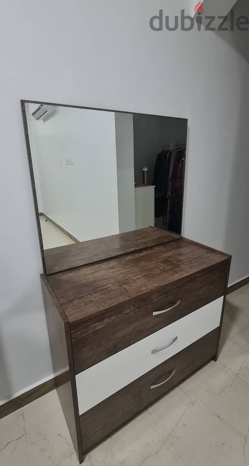 Dresser with mirror from pan home تسريحة مع مرايا من بان هوم 1