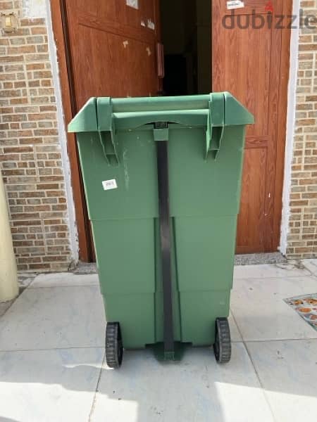 240LTR Waste bin with pedal and wheel 1