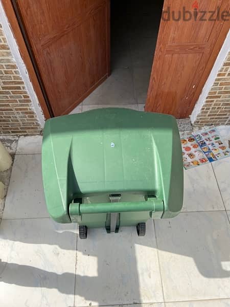 240LTR Waste bin with pedal and wheel 2