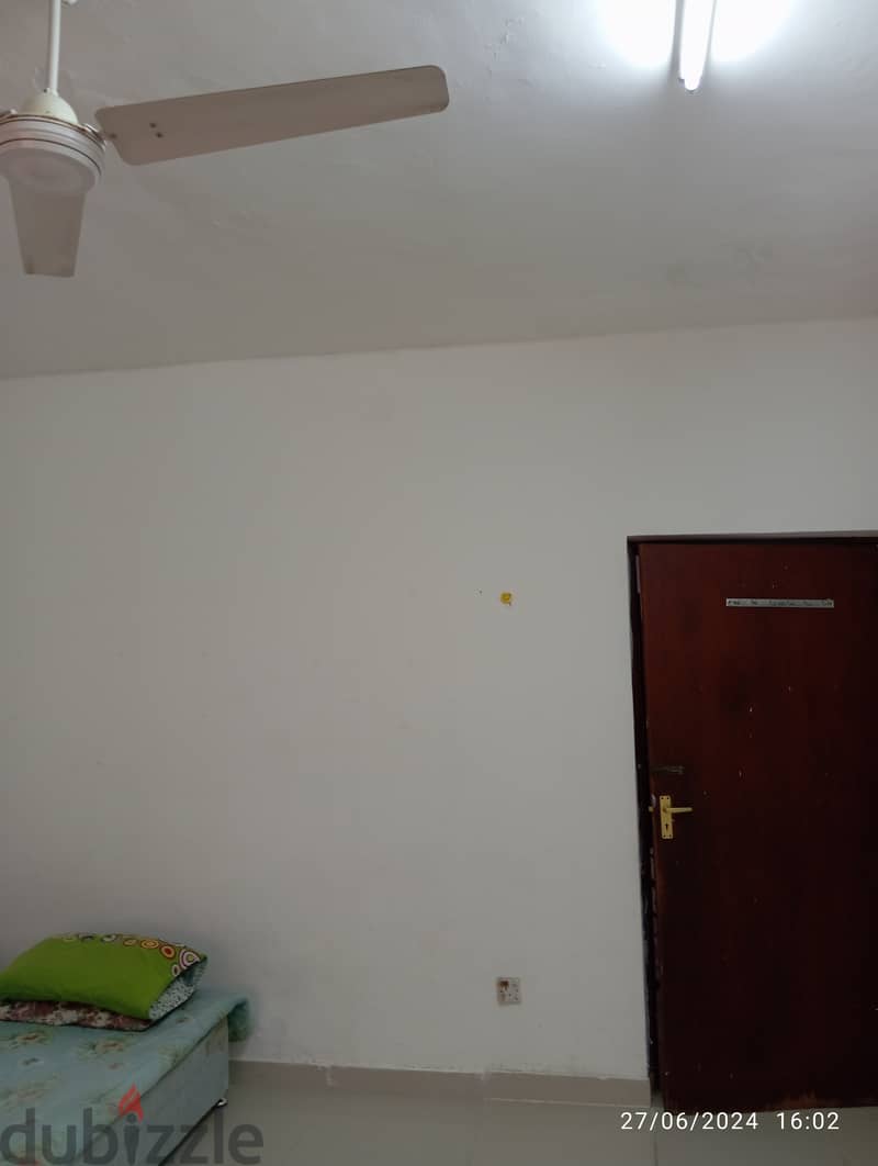 Rent without deposit - single room in Alkhuwair 3