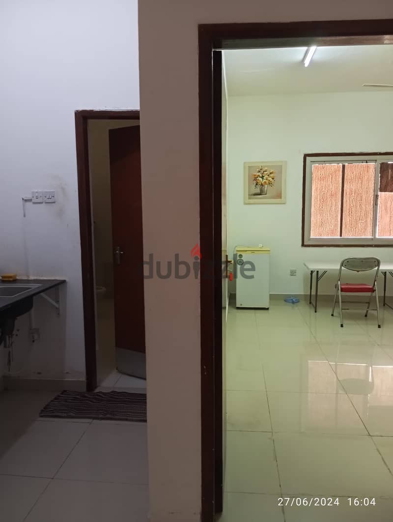 Rent without deposit - single room in Alkhuwair 5