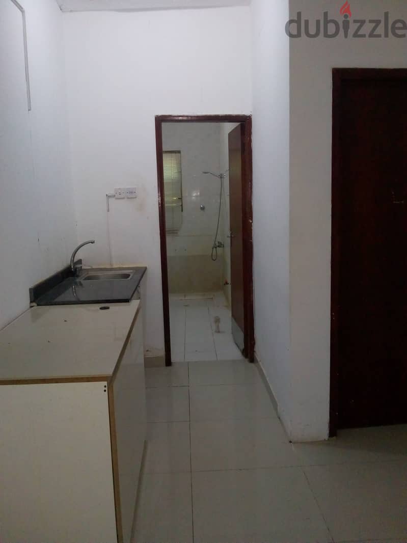 Rent without deposit - single room in Alkhuwair 6