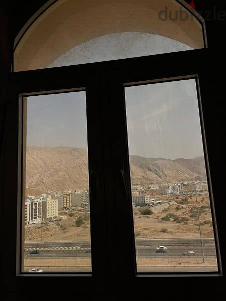شقة نظيفة غرفتين  مسجد محمد الأمين بوشر بأطلالة على طريق مسقط السريع 6