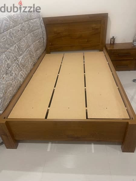 single bed with mattress, side table and rug in excellent condition 2