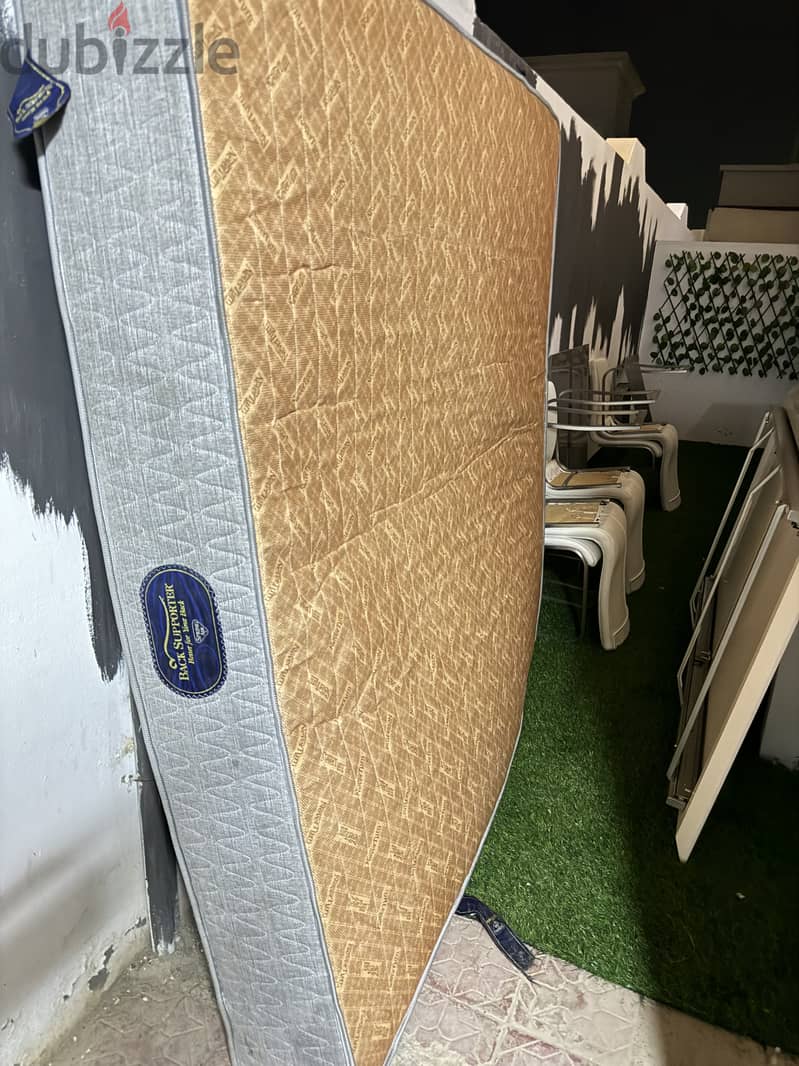 King size very good quality mattress urgent selling 0