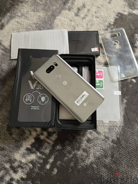 LG v30 64gb 4gb almost new condition 0