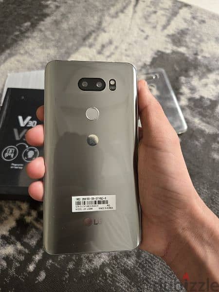 LG v30 64gb 4gb almost new condition 1