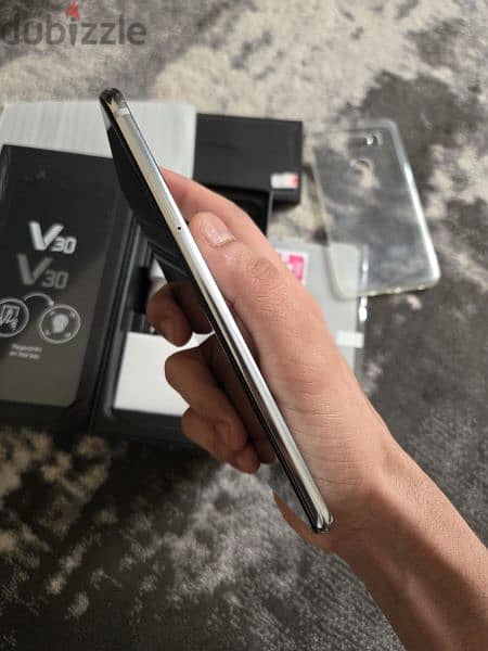 LG v30 64gb 4gb almost new condition 2