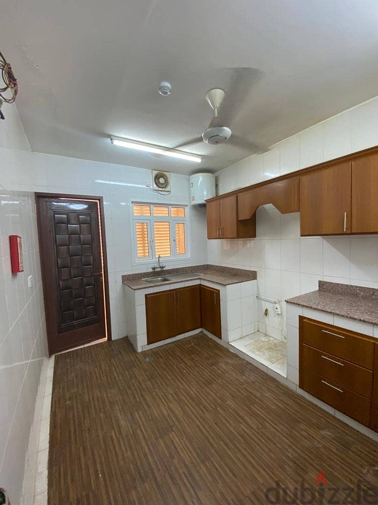 "SR-AQ-312   Flat for rent to let located mawleh south  Features 0