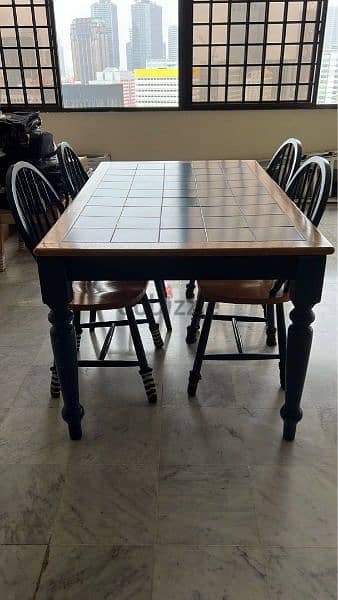 Dining Table very good Condition 2
