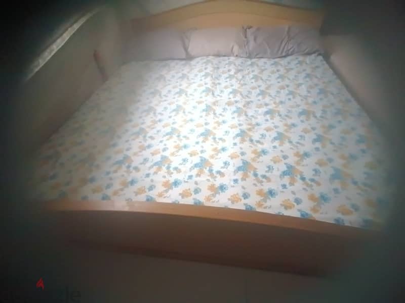Bed for sale in darsait 7