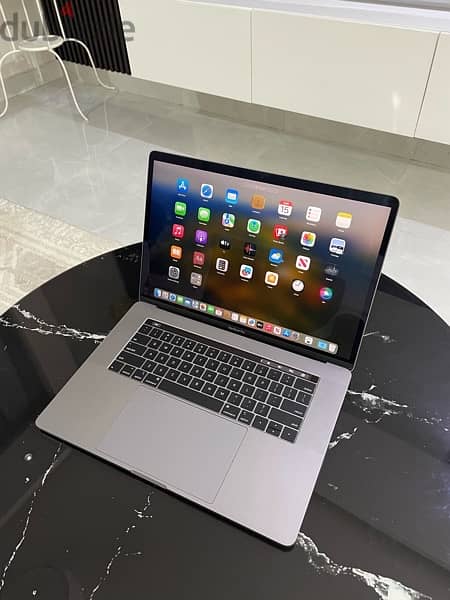 MacBook pro 2019 i9 8 core 1