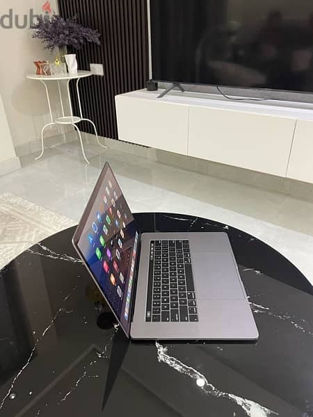 MacBook pro 2019 i9 8 core 3