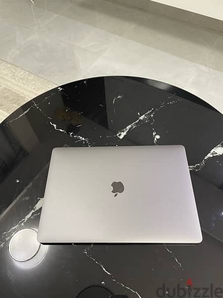 MacBook pro 2019 i9 8 core 7