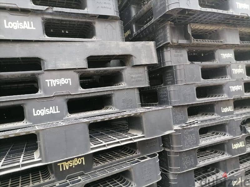 plastic pallets available for sale 0
