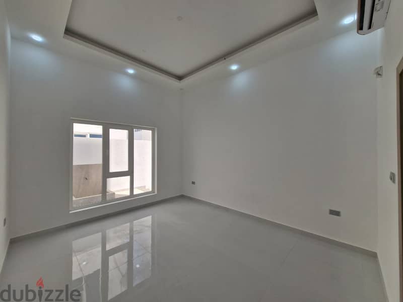 5 + 1 BR Fantastic Villa in Azaiba 4