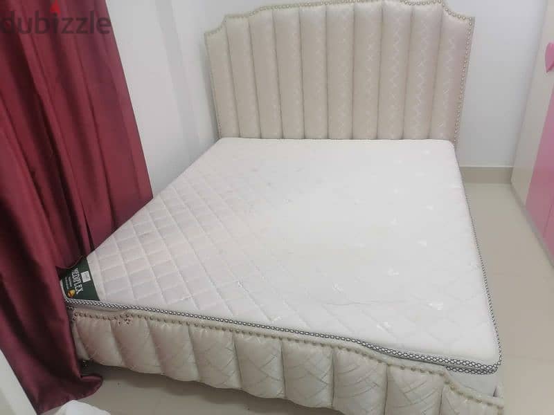 king size bed with mattres سرير كبير مع المرتبة 1