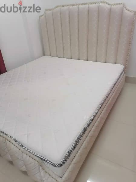 king size bed with mattres سرير كبير مع المرتبة 3