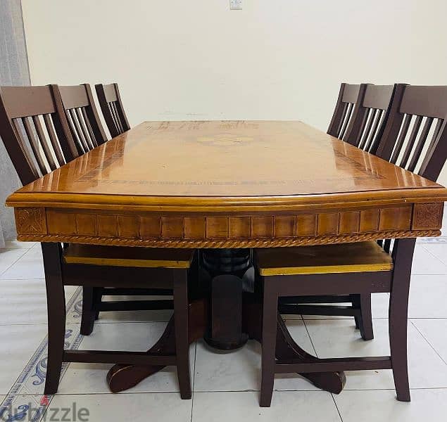 dining table good condition available 0