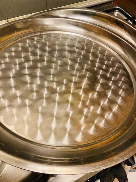 large sieve and 2 large plates 1