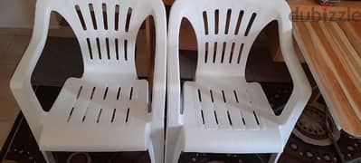 2 chairs with picnic table