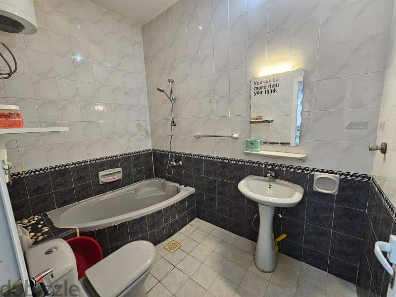 غرفه كبيرة حمام مطبخ مفروشه بالكامل بالخوير٣٣ قريب الخدمات ١٨٥ شامل 4