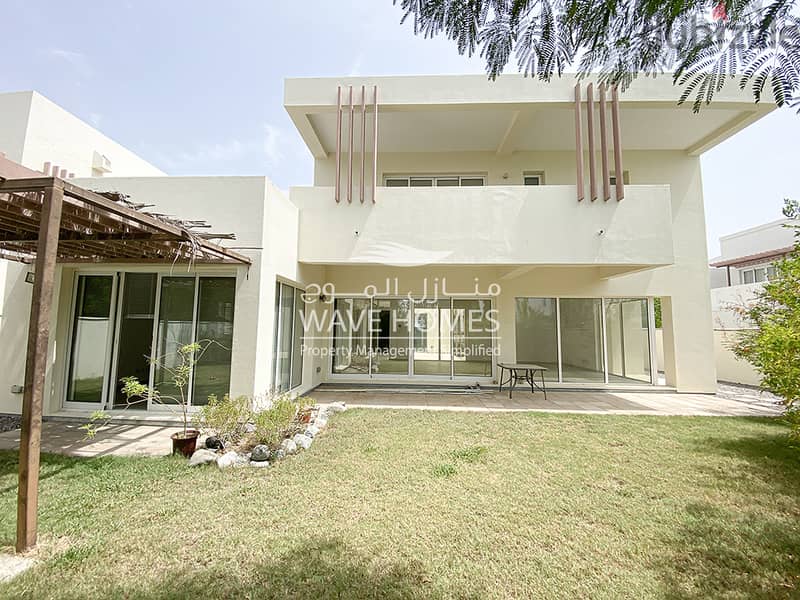 Very Spacious 5-Bedroom Villa in Al Mouj 0